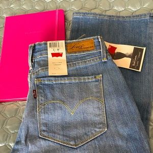 New Levi’s Women’s Jeans Size 6M w/tags.
